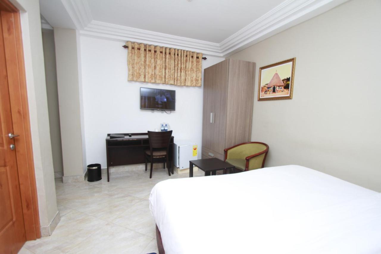 Mawuli Hotel Obuasi Bagian luar foto