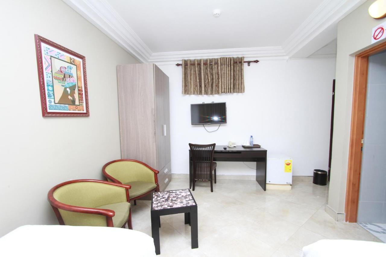 Mawuli Hotel Obuasi Bagian luar foto