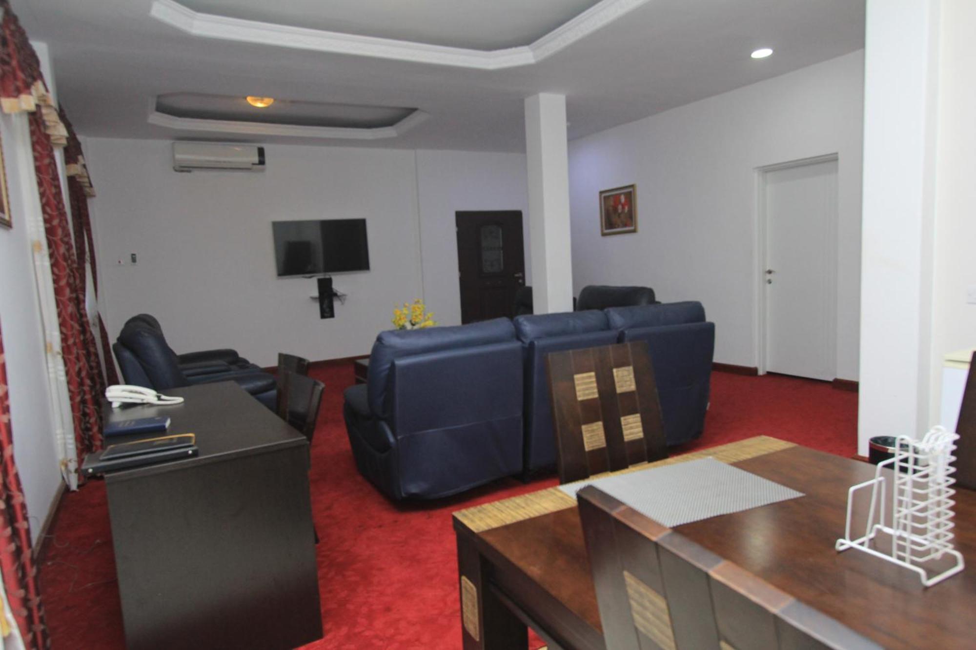 Mawuli Hotel Obuasi Bagian luar foto